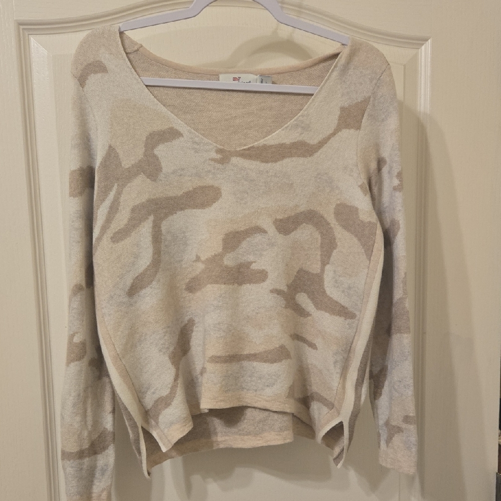 Vineyard Vines Tan Camouflage V-Neck Cropped Sweater.47% Merino Wool 5% Cashmere